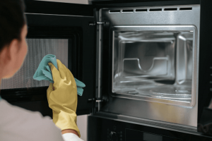 Cómo limpiar el microondas de casa