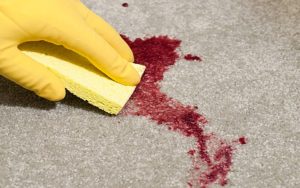 Cómo quitar las manchas de sangre de la ropa