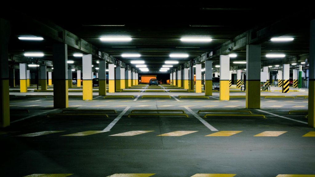 plazas de parking iluminado y limpio