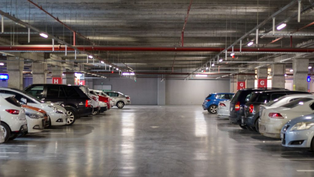 Parking subterranero lleno de autos